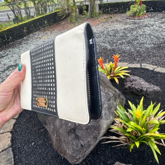 Henri Bendel New York Zip Around Wallet Black & Cream Gold Hardware - Picture 3 of 14